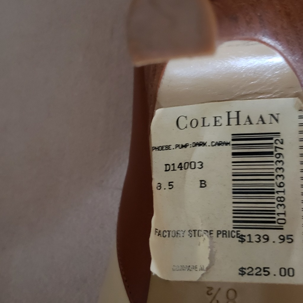 COLE HAAN Two-Tone Pump - Picture 6 of 6